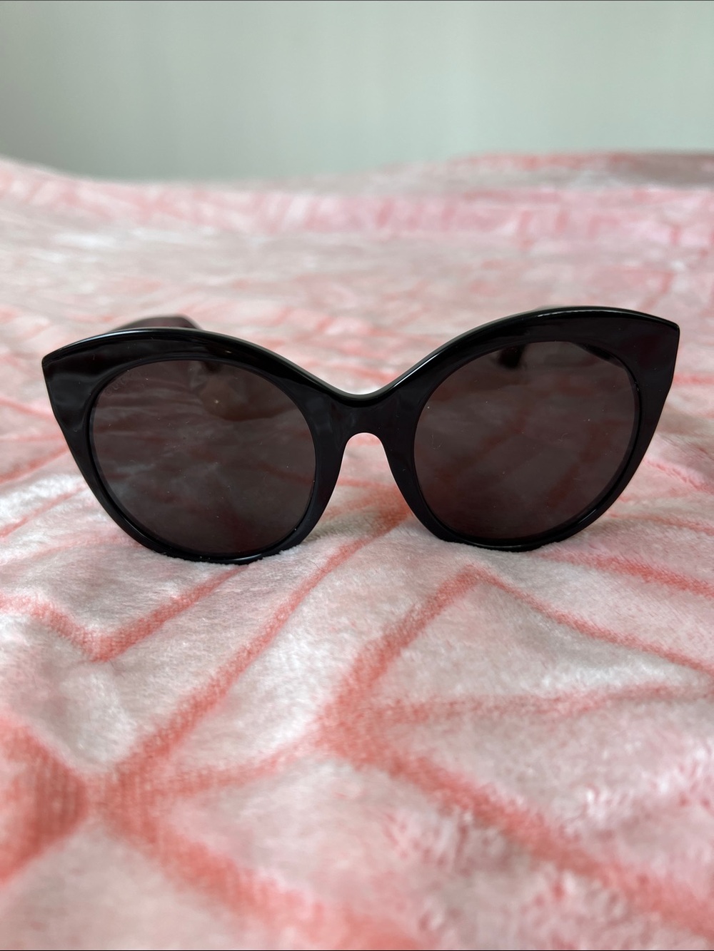 Gucci Black Cat-Eye Sunglasses with Dark Lenses
